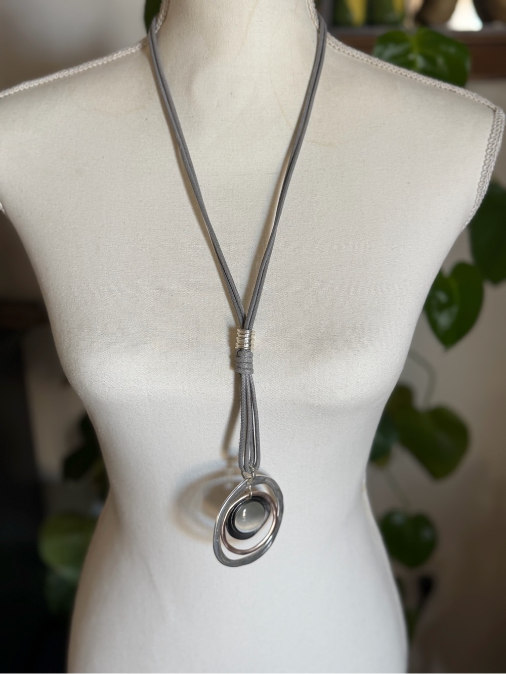 Vintage Silver & Grey Layered Floating Rings Moonstone Pendant Necklace - Picture 1 of 4